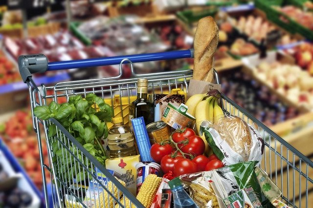 В Екатеринбурге поймали цыганку, запихавшую под юбку корзину продуктов
