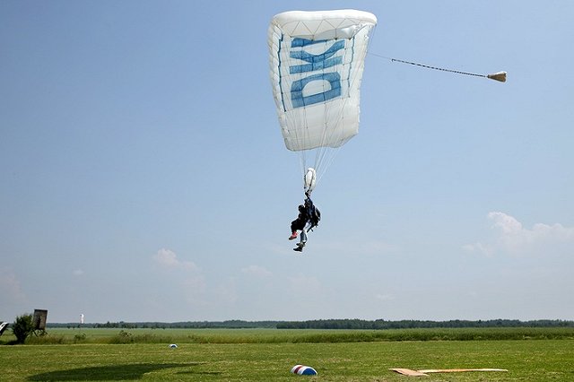 В ХМАО скончался парашютист, спасший школьницу во время прыжка в тандеме