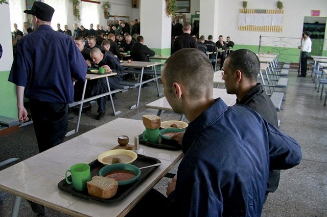 Заключенные устроили драку и пожар в самарской колонии, пострадали 17 человек