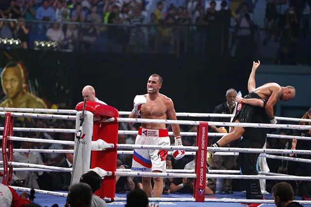 Сорил купюрами: боксера Сергея Ковалева сняли с самолета в США