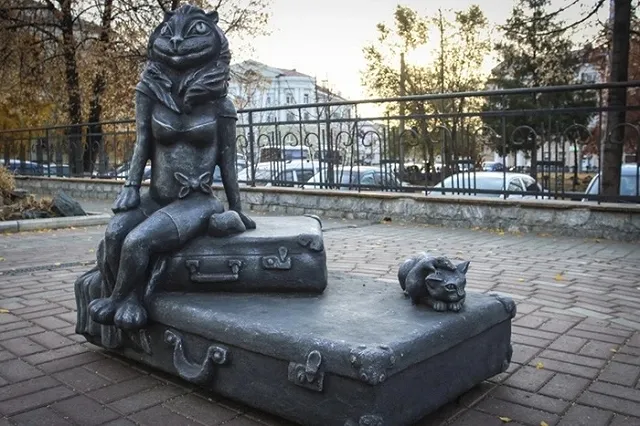 Скульптуру кошки у вокзала в Кургане демонтировали после реакции жителей