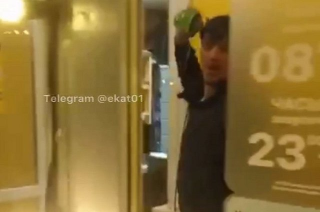 В Верхней Пышме молодые люди разгромили алкогольный магазин