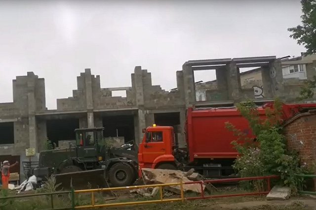 В свердловском городе мусоровоз провалился под землю