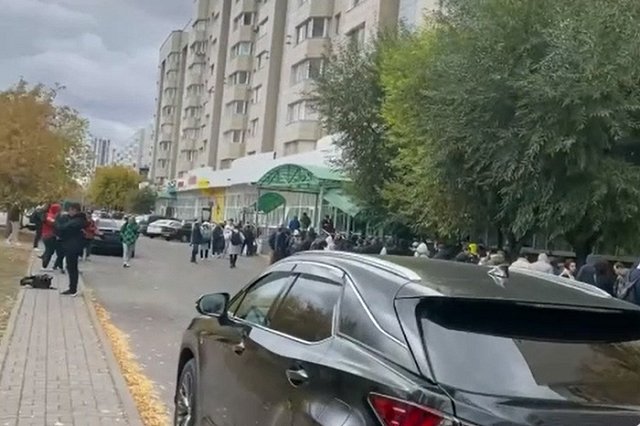 В Астане россияне штурмуют центры обслуживания населения ради документов
