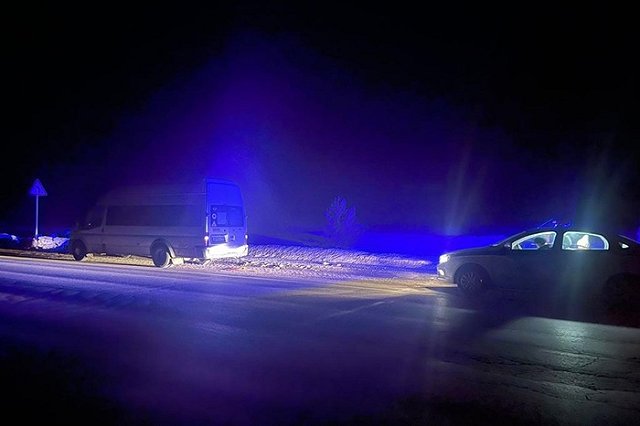 Замерзающих на трассе пассажиров автобуса спасли свердловские полицейские