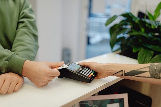 Екатеринбуржец откликнулся на предложение о работе на маркетплейсе и едва не стал жертвой мошенников