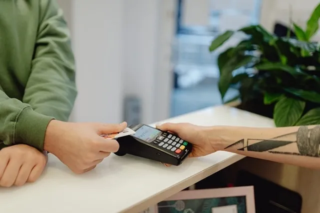 Екатеринбуржец откликнулся на предложение о работе на маркетплейсе и едва не стал жертвой мошенников