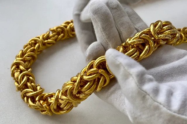 Суд не признал личным украшением золотую цепь весом 4 кг, изъятую у пассажира Кольцово