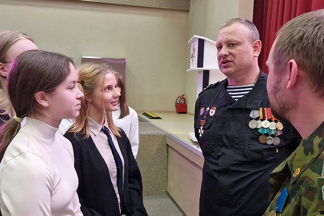 В школу Верхней Пышмы принесли автомат Калашникова