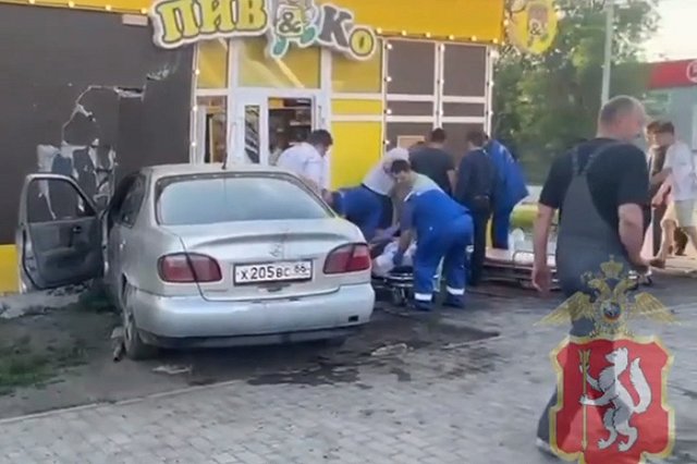 В Екатеринбурге водитель снёс пешеходов и влетел в пивной магазин