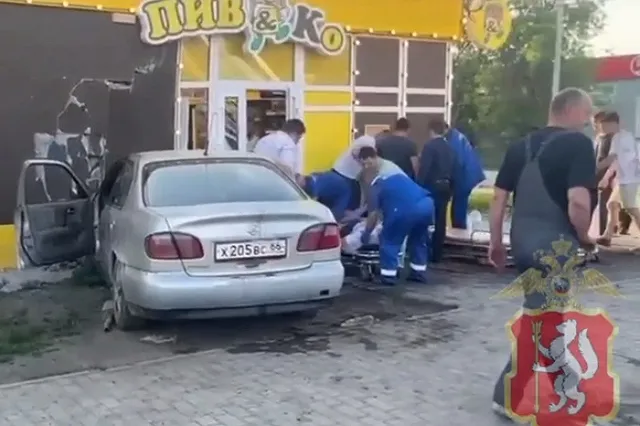 В Екатеринбурге водитель снёс пешеходов и влетел в пивной магазин