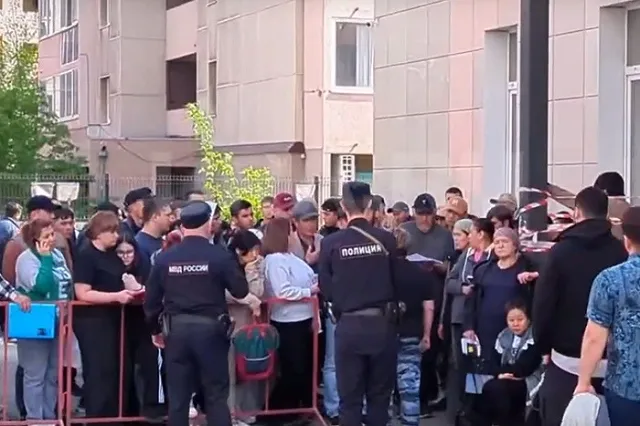 Всех выставили на улицу: у скандального центра для мигрантов в Екатеринбурге собралась толпа