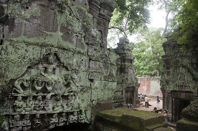 Камбоджа выдворяет из страны трех французских туристов за непристойные фото