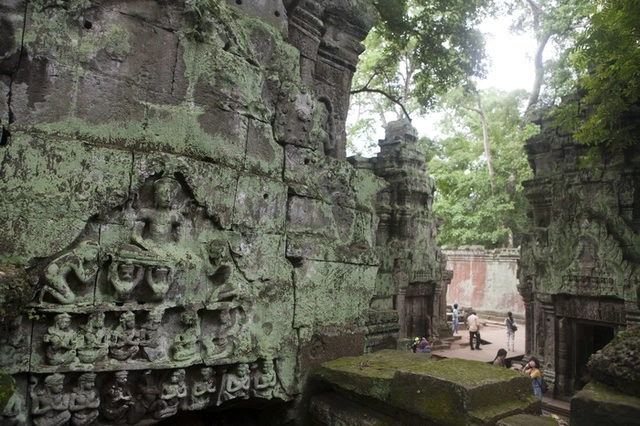Камбоджа выдворяет из страны трех французских туристов за непристойные фото