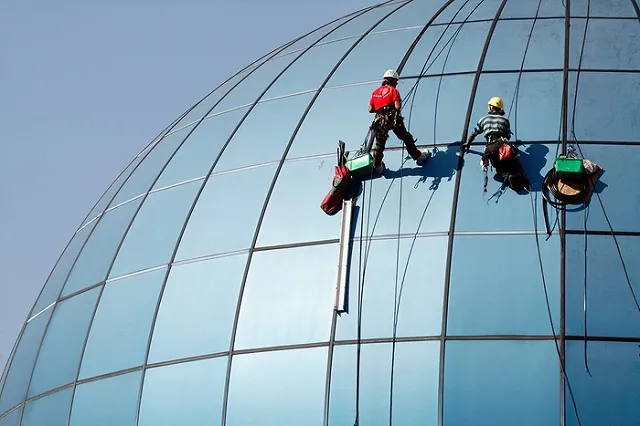 В Уфе пьяный мужчина перерезал страховку промышленному альпинисту