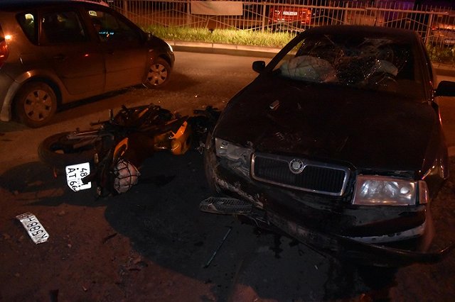 Пара на мотоцикле пострадала в аварии на Автомагистральной