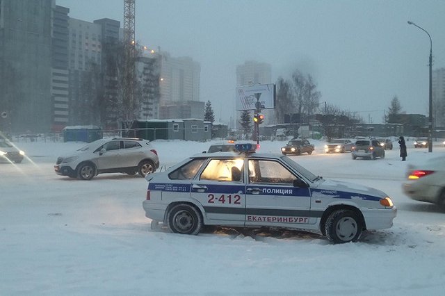 Полицейский сбил ребенка, внезапно выбежавшего из-за сугроба на Урале