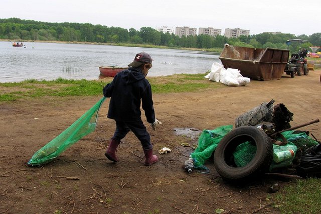 Отряд детей-уборщиков начал собирать мусор с улиц Качканара