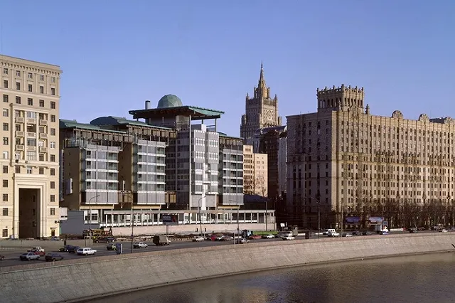 Участие в акции у британского посольства в Москве приняли около 500 человек