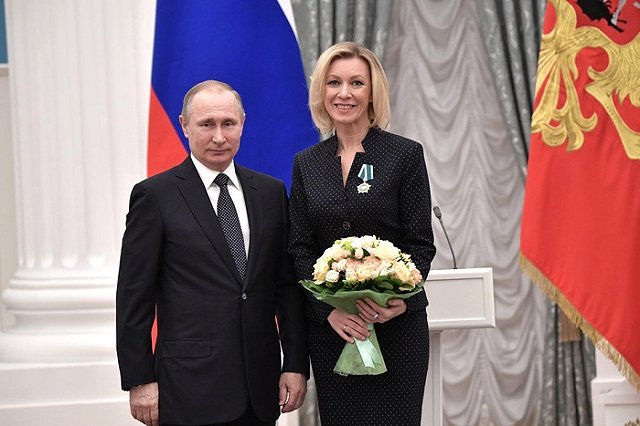 Рустем Адагамов позлорадствовал по поводу опечатки в баннере за спиной Захаровой