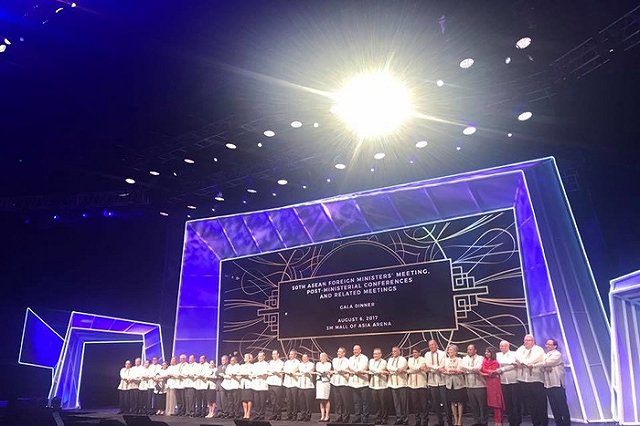 «Наш краше всех!» В Сети обсудили филиппинскую рубашку Лаврова