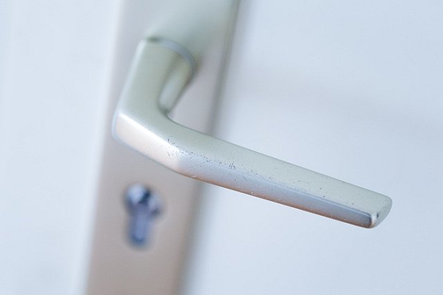 Многодетная челябинка, державшая детей взаперти, перед суицидом написала им SMS