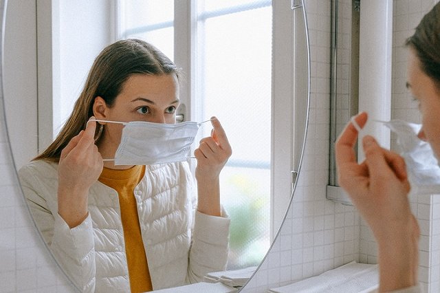 Онищенко заявил, что коронавирусные ограничения отменяются не для всех