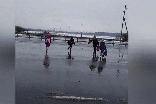 Глава СК РФ Бастрыкин поручил разобраться, почему свердловские дети рискуют жизнью по дороге в школу