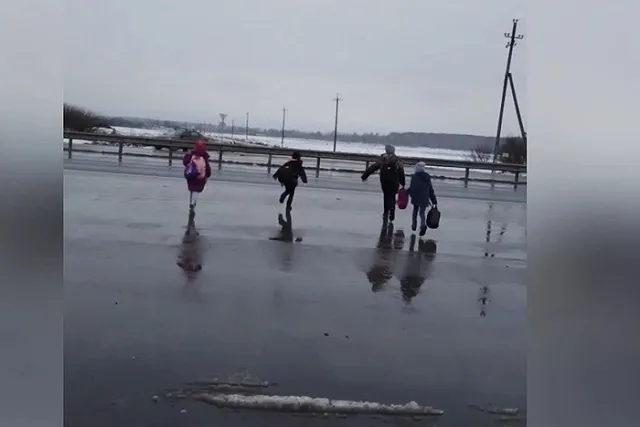 Глава СК РФ Бастрыкин поручил разобраться, почему свердловские дети рискуют жизнью по дороге в школу