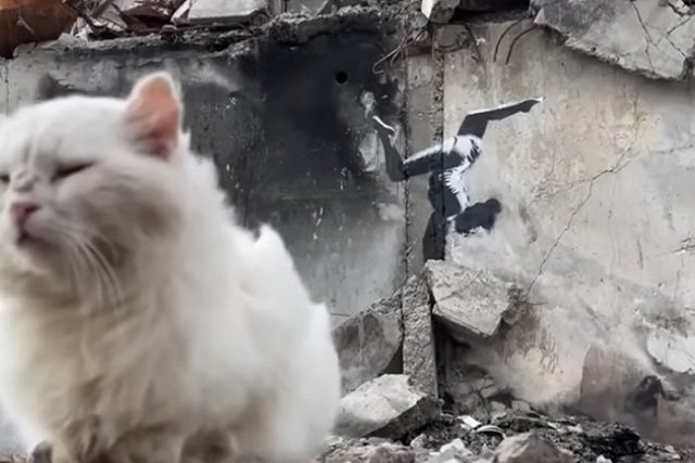 «Украинские вандалы». На Украине «отблагодарили» Бэнкси, выставив его фреску по частям на eBay