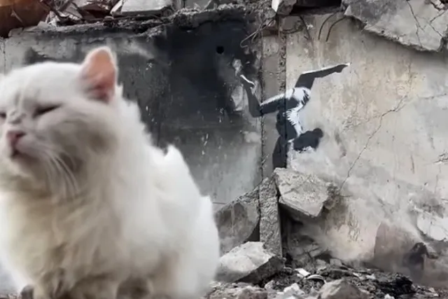 «Украинские вандалы». На Украине «отблагодарили» Бэнкси, выставив его фреску по частям на eBay