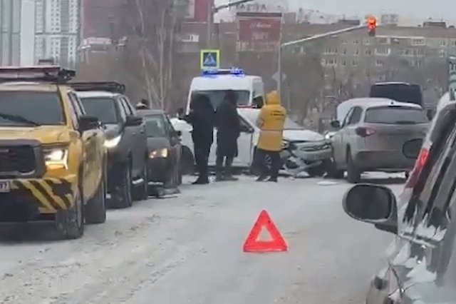 Из-за аварии у торгового центра «Радуга Парка» образовалась огромная пробка