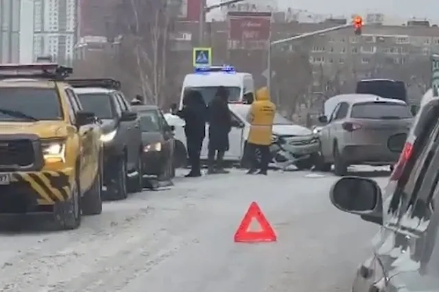 Из-за аварии у торгового центра «Радуга Парка» образовалась огромная пробка