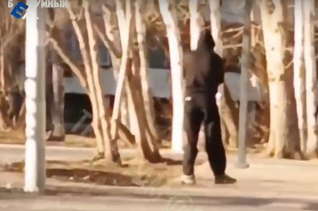 В Екатеринбурге неизвестный приставал к малышам на детской площадке