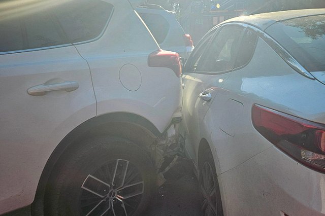 В Екатеринбурге водитель такси с приступами эпилепсии протаранил припаркованные машины