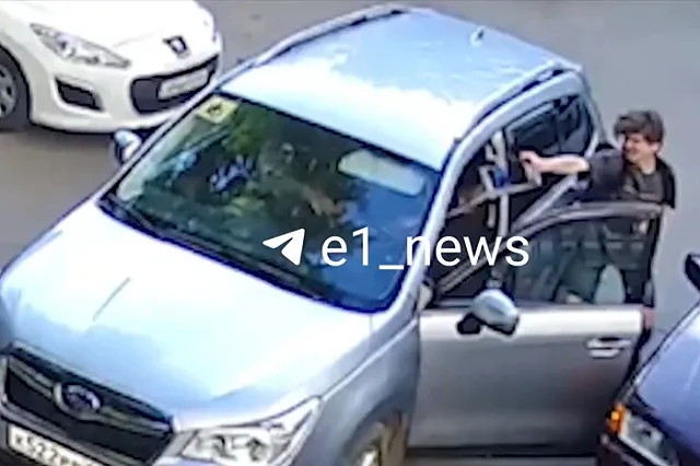 В Екатеринбурге парень на самокате забрызгал водителя-инвалида из перцового баллончика