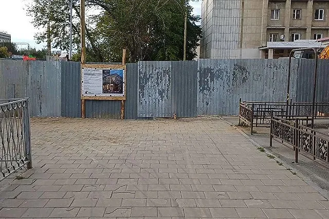 На Восточной пешеходов вынуждают выходить с тротуара на проезжую часть