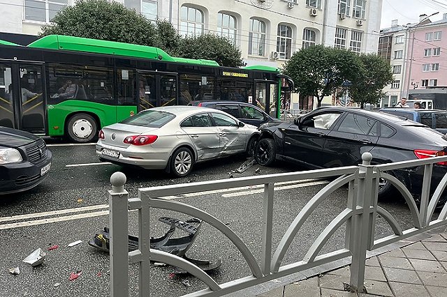Столкнулись пять машин: на Малышева произошла массовая авария — фото