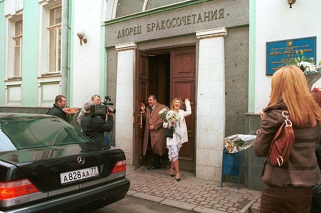 ФССП предлагает ограничить должникам возможность вступления в брак