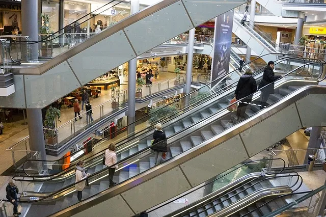 В России посещаемость торговых центров достигла минимумов