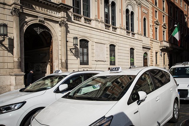 Российский Uber оштрафовали за введение клиентов в заблуждение