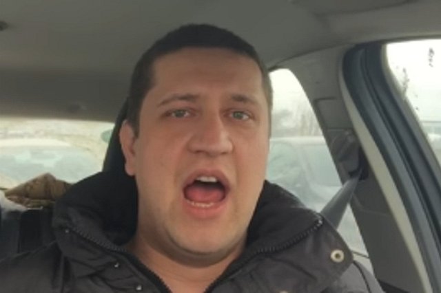 В Екатеринбурге появился поющий таксист. Парни удивляются, девушки хотят сбежать