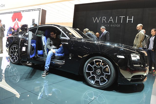 У клубного дома «Тихвин» в ДТП попало купе Rolls-Royce Wraith