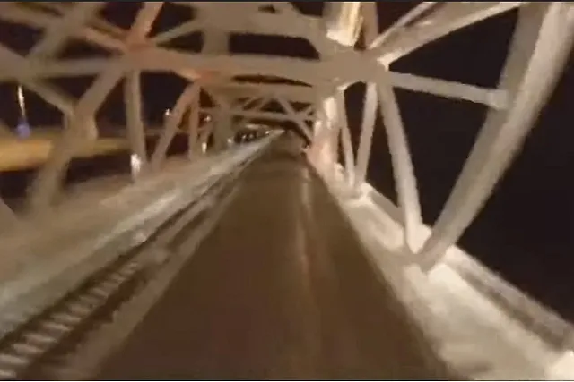 Мужчина проехал на крыше поезда по Крымскому мосту