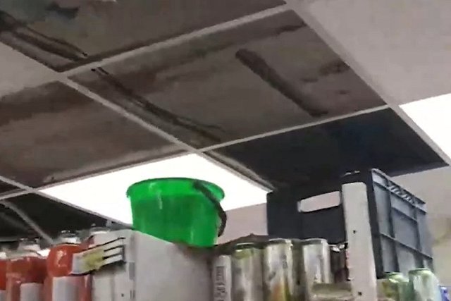 Под Екатеринбургом в магазине на пенсионерку обрушился потолок