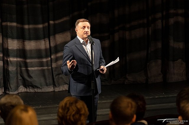 Мэр Екатеринбурга представил коллективу ТЮЗа нового директора