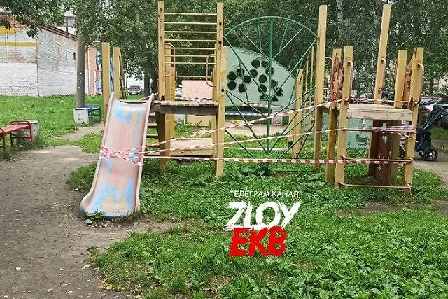 Жильцы дома по улице Щорса требуют снести детскую площадку, установленную в рамках «1000 дворов»