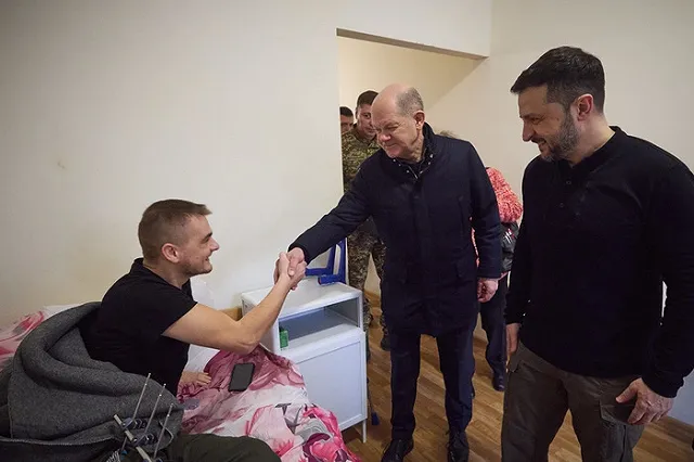 Раненый ВСУшник, с которым Шольц позировал в больничной палате, оказался неонацистом