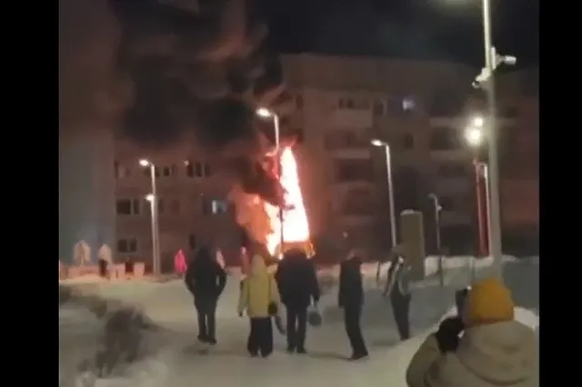 В свердловском городе сгорела городская ёлка