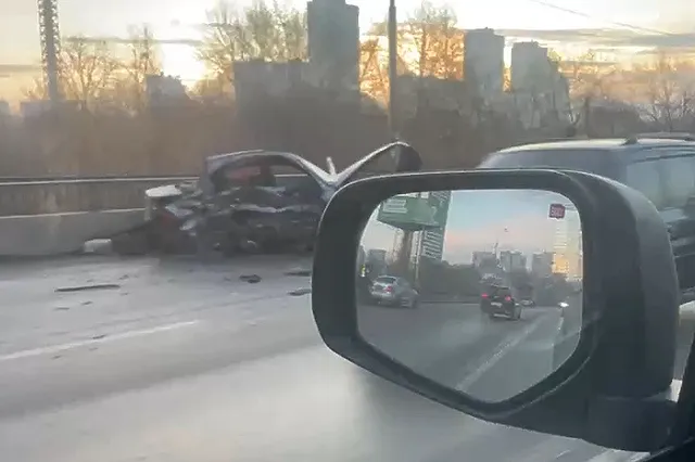 На Уктусе главная улица встала в трёхкилометровую пробку